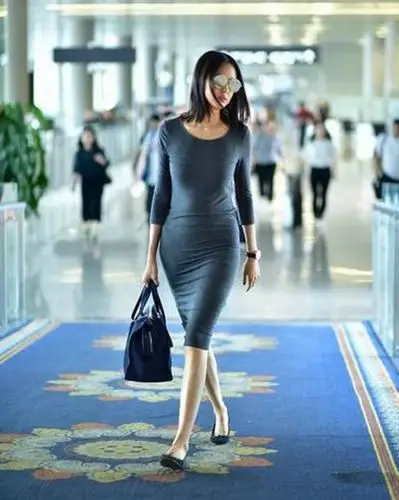 "世界小姐"冠军张梓琳机场照,网友:1米82的身高不是吹的