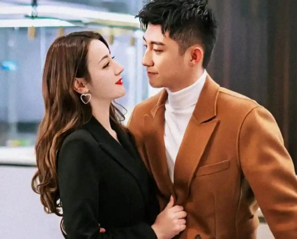 迪丽热巴恋情再升级!