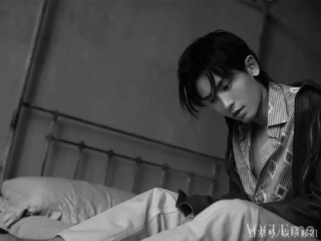 张哲瀚《vogueme》六月刊大片,复古文艺风造型搭配清冷疏离气质