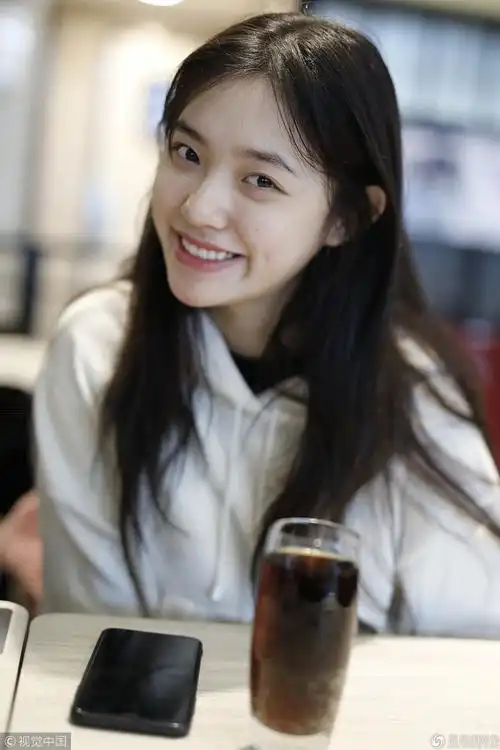 林允素颜现身机场大口吃牛肉面接地气