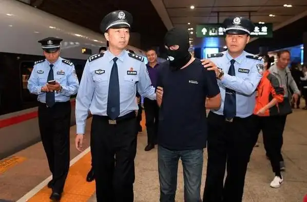 为啥警察抓犯人时要拉响警报不怕犯人听到声音跑了吗