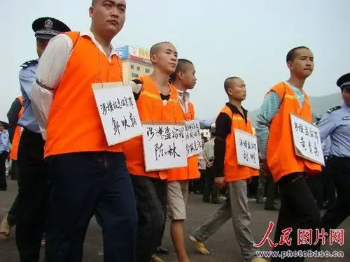 9月18日,桐梓县举行公捕公判大会,警察正押犯罪嫌疑人进入会场.