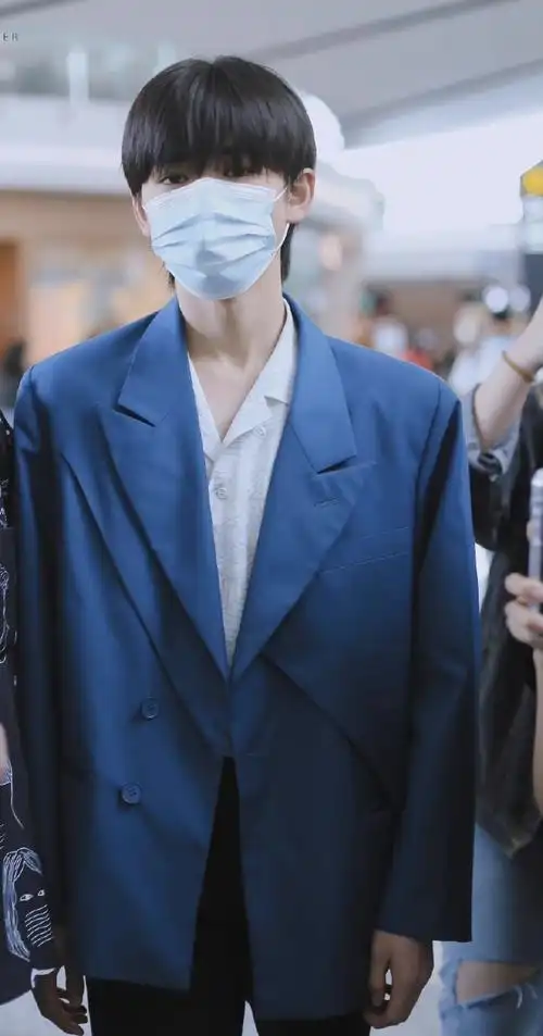宋亚轩蓝色西装造型随拍##宋亚轩和蓝色西装的适配度