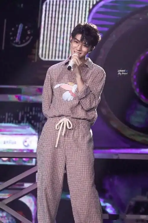 王俊凯身穿小飞象睡衣×眼镜杀真的是绝了!