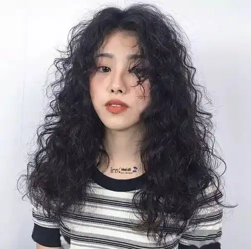 对于无论是长发还是短发羊毛卷,刘海的结构设计很重要