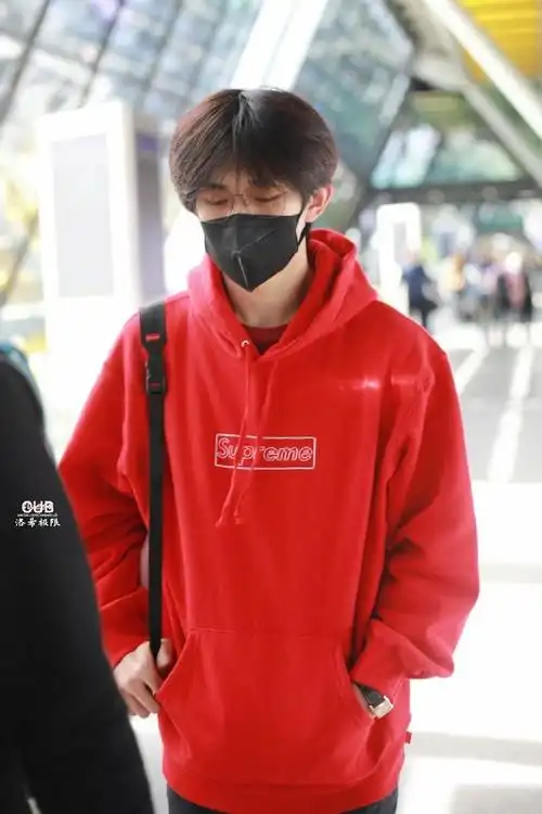 易烊千玺瑞士出发#  易烊千玺瑞士出发96  顺毛红色连帽卫衣好嫩