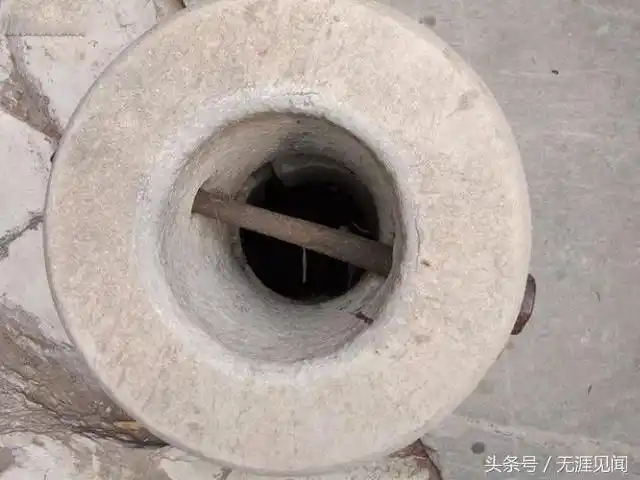镜头下的珍妃井:这样小的井口,当年是如何塞进珍妃的身体?