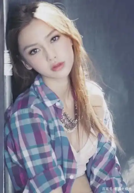 杨颖早期写真照,堪称"颜值"巅峰,大胆漏出内搭,网友截图留念