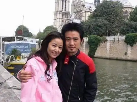 林心如被曝在中山医院平剖腹产下女娃,身高50多公分,重3300公克,老公