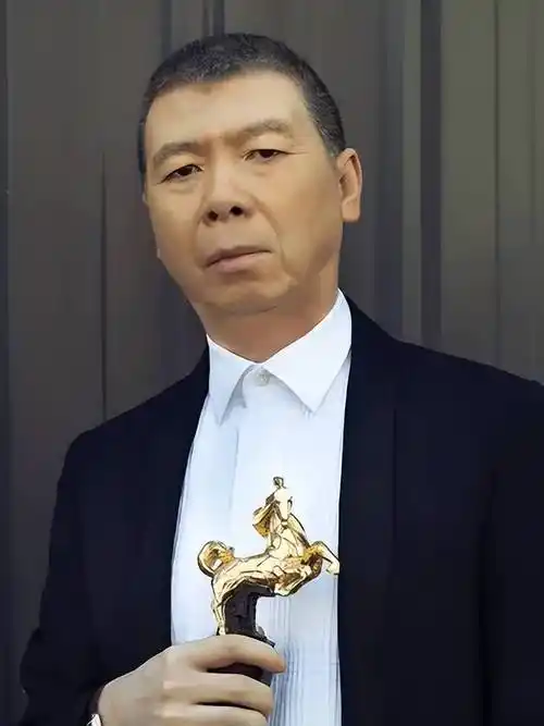 冯小刚与邓超等人聚会被围堵,险酿事故引热议,被嘲讽是作秀宣传_明星