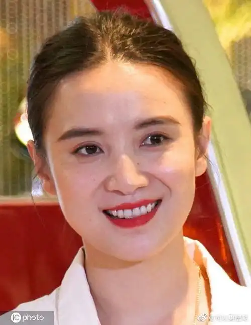 4月23日,小宋佳一身白色连体裤出席活动,唇红齿白,甚是迷人