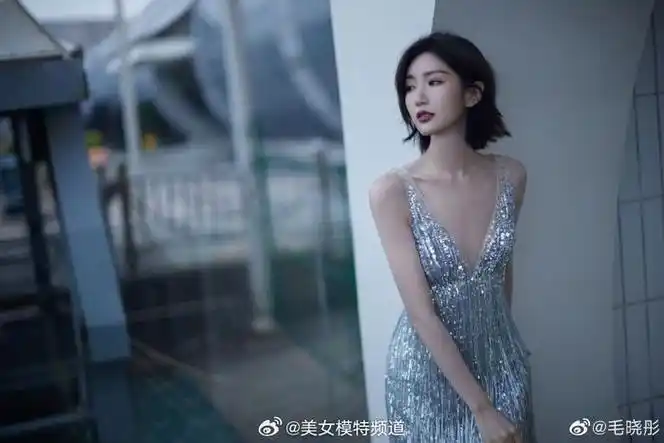 毛晓彤晒银色礼裙美照 流苏亮片包裹完美身形性感优雅