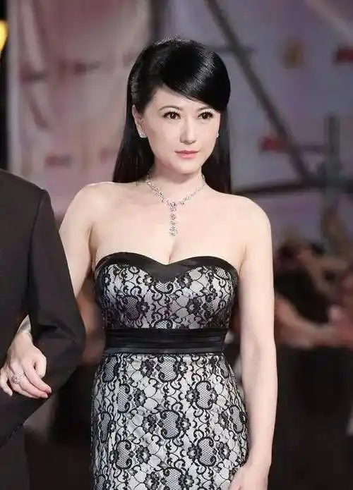 那么她是金城武的前女友吗?五十多岁穿抹胸连衣裙还是很惊艳