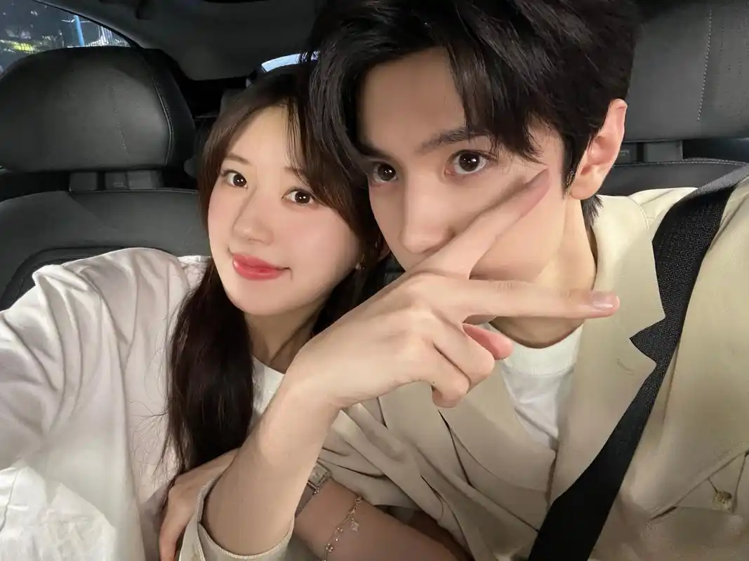 陈哲远赵露思车内这组自拍有朋友圈情侣官宣那味儿了,稚段情长藏不住