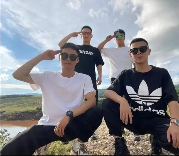 有网友调侃道"表面风平浪静,实则暗地较劲,都摆出了酷的姿势比谁更帅.