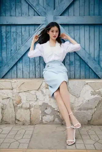 难怪获杨幂力捧,祝绪丹穿半裙秀长腿,身材在嘉行4朵金花中拔尖