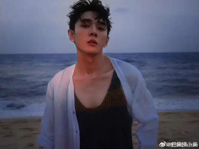 李佳琦有沟#李佳琦更新写真!令人惊喜的是,李佳琦居然有沟!