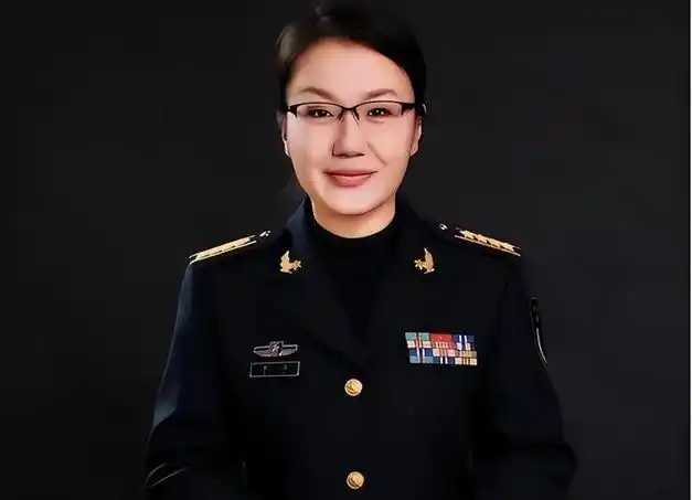 根据媒体报道,李莉出生在一个军人家庭,从小父母对她的培养就是按照