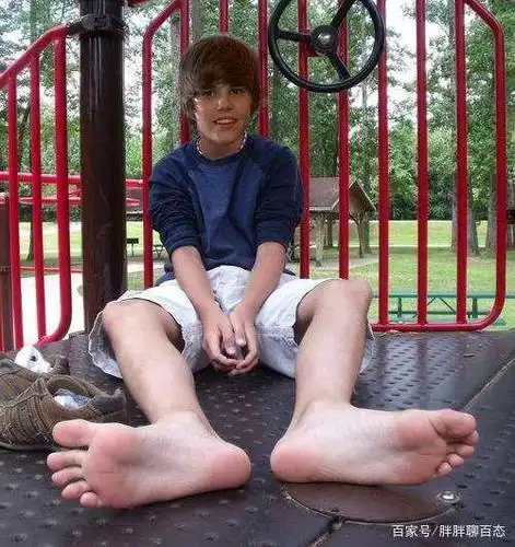 腐国人的"光脚"生活 vs 中国人的"拖鞋"文化