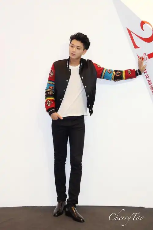 [黄子韬][分享]171127 一张饭拍欣赏黄子韬超赞比例 长腿哥哥我要挂着