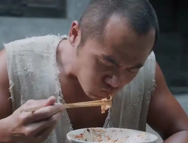 同样演志愿军吃土豆,把易烊千玺和张子枫放在一起看,差别出来了