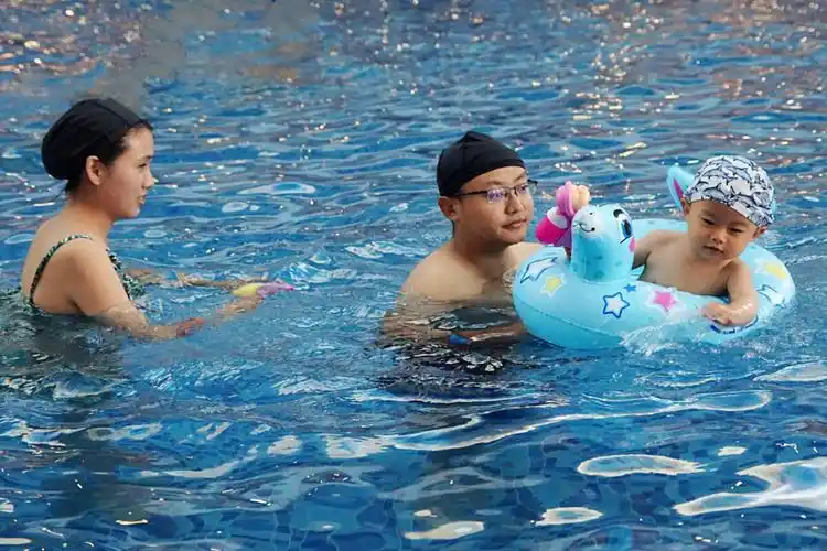 主题爸妈带我来游泳二摄影赵谢荣爸妈带我来游泳未下水时心里恐下水