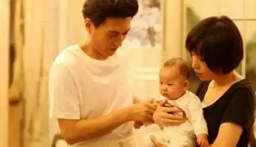 靳东二胎儿子"曝光",靳东蹲下逗儿子,网友:真不愧是一家人啊