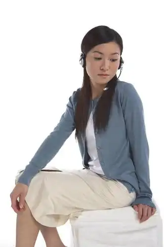 东方人,一个人,商务人士,商务女性,坐,竖图,室内,白天,白色背景,侧面