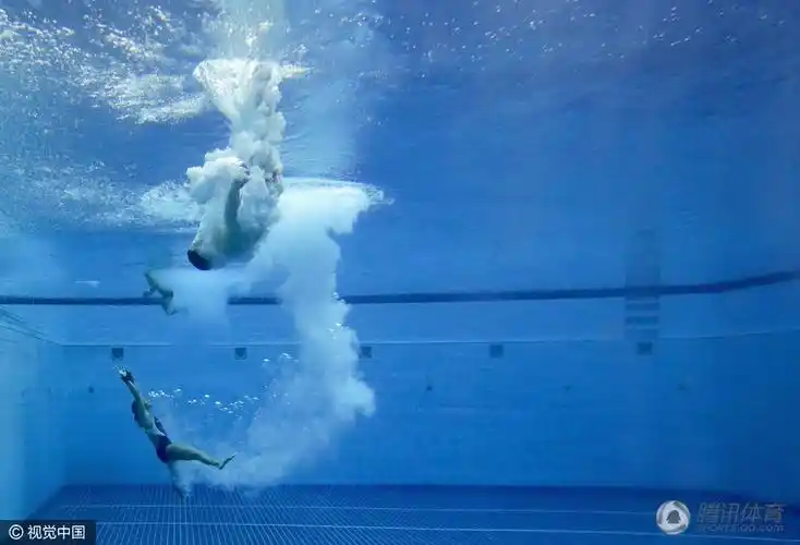 高清:美国跳水队员训练 水中身形好似美人鱼