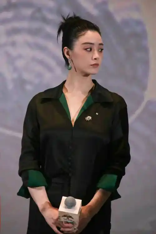 蒋欣减肥成功后又带火新穿搭,卡其风衣 齐刘海短发,减龄洋气_气质_女