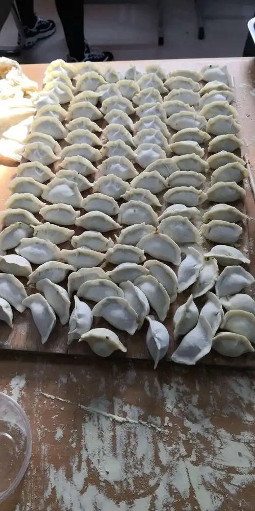 爱在东小大家庭--冬至前包饺子活动