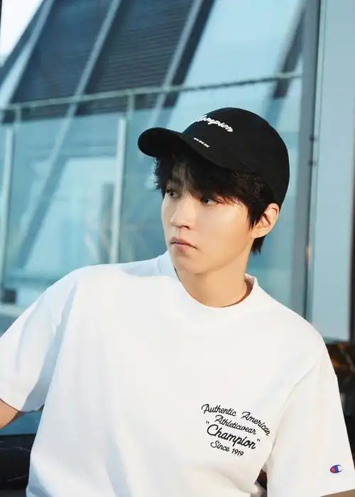 王俊凯黑白运动风大片帅气小凯营业