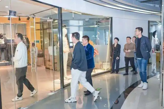 外贸升级及品牌打造等多个维度展开,调研组一行与中山市波特邦威服饰