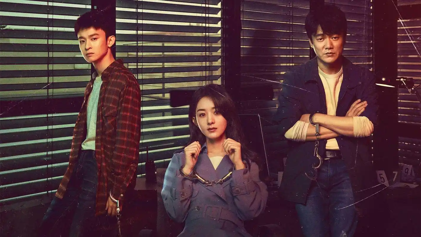 赵丽颖饰演了一个心理医生沈雨,而我们的肖央在电视剧扮演了一个警察