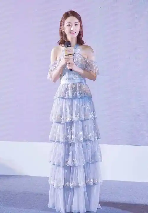 赵丽颖编发造型 刺绣露肩裙,嫩回18岁,网友:小仙女本仙了_颜色_短发