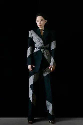 李斯丹妮穿西装好飒