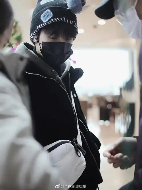 严浩翔最新机场私服更新黑色夹克叠穿灰色连帽卫衣