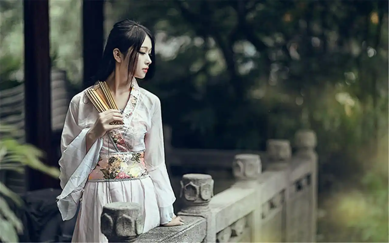 江南水乡优雅古装美女古典美写真桌面壁纸