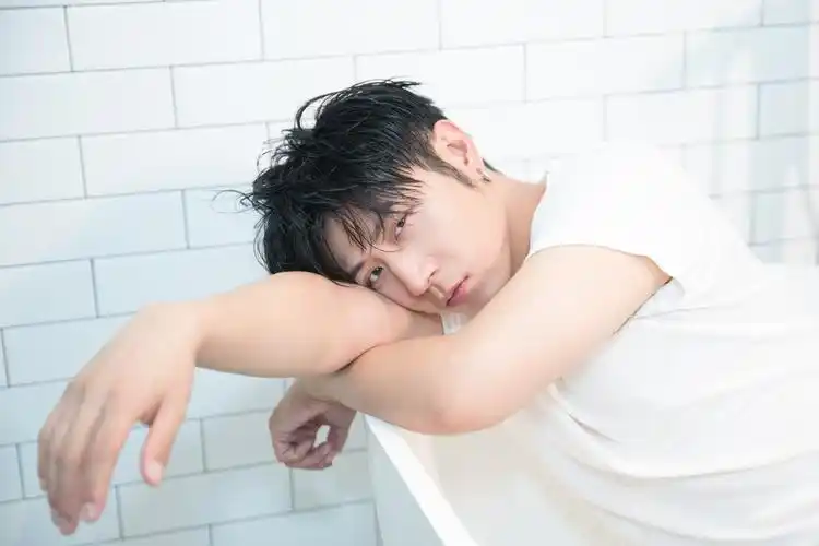 高晓攀纯白写真曝光湿发白衣慵懒十足