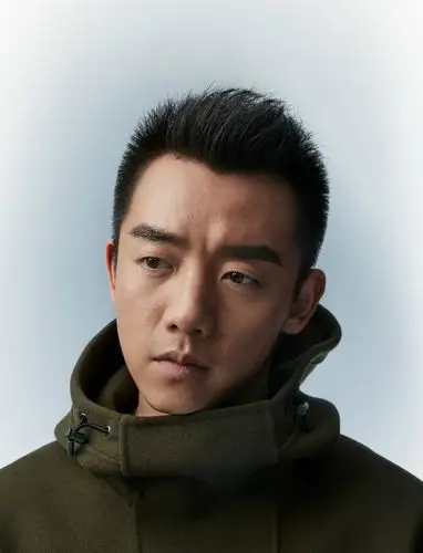 "小猎豹"郑恺为某杂志拍摄的一组时尚封面写真曝光,照片中的他风格