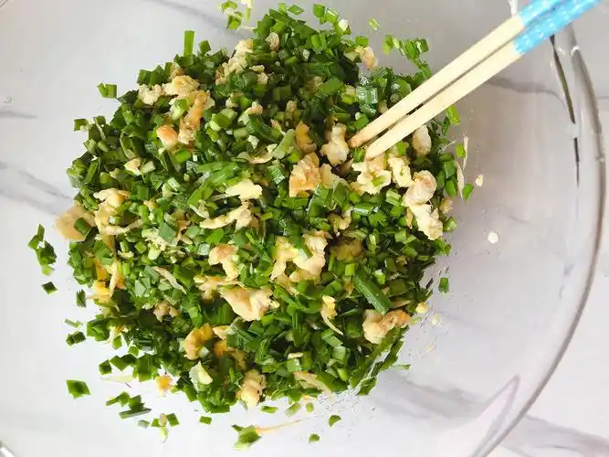 9,将韭菜鸡蛋虾皮加盐和香油调味并充份搅拌让馅料入味儿