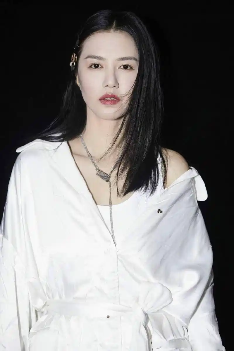 谭维维美出新高度白色上衣配蓝色牛仔裙女神气质哪有37岁