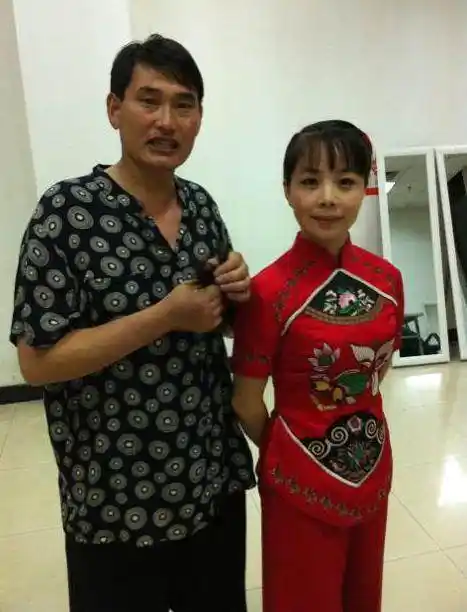 买豪车送老公几套房送乡下父母!_王二妮