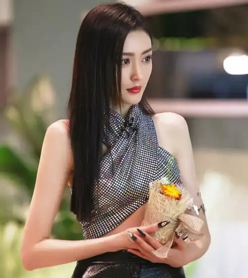 张天爱可以说是所有明星中官方身高最高的一位,足足有1米65.