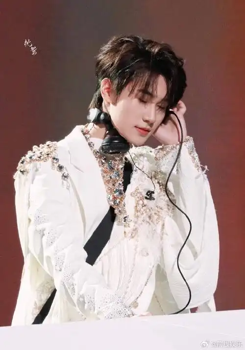 张真源爱神下凡#张真源演唱会造型,这套真的封神,全白西服套装,吧色