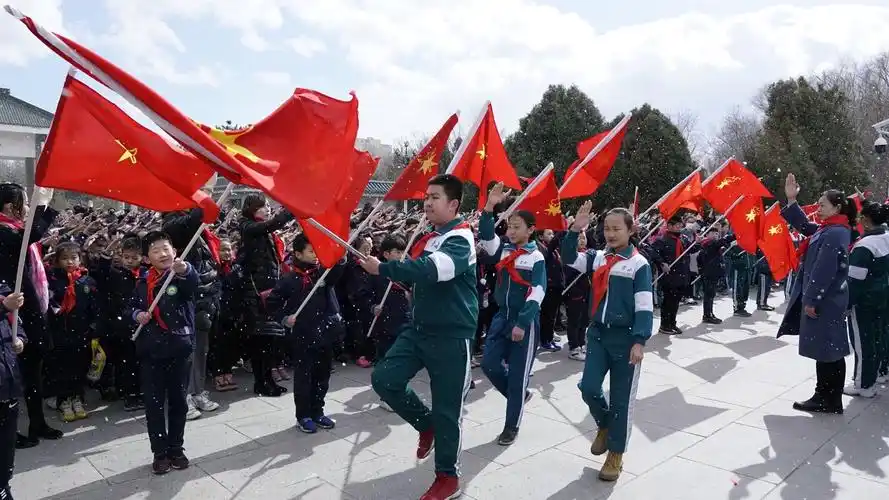 缅怀革命先烈 感恩幸福生活——营小教育集团主校区"扣好人生第一粒