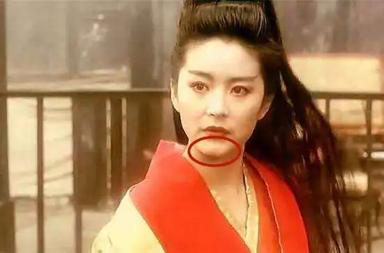 中国最具代表性的女神就是林青霞,她的下巴有肉眼可见的清晰"美人沟"