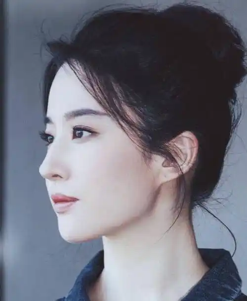 这样的驼峰鼻放在女生脸上,显得不够秀气从侧颜来看,刘亦菲的鼻子线条