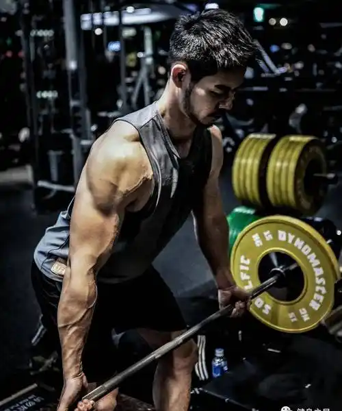 台的混血男模,爱撸铁也爱街健,这样的身材很有范_萧郁轩_健身_肌肉