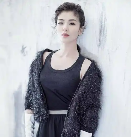 41岁刘涛颜值身材都保持很好,看着像30岁,却被一双手出卖年龄!